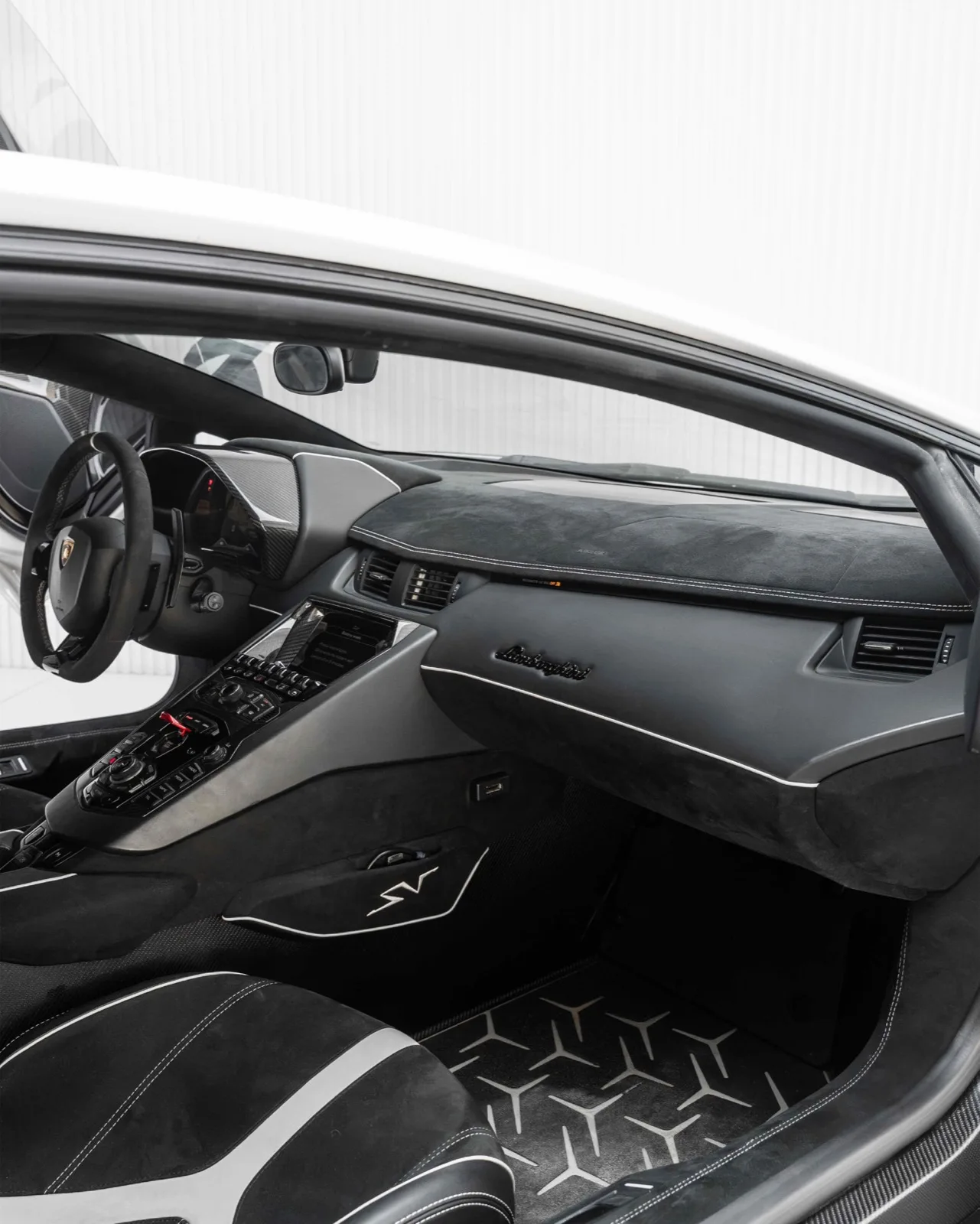 2017 Lamborghini Aventador LP 750-4 SV Coupé for sale in Dubai — photo 8 of 13