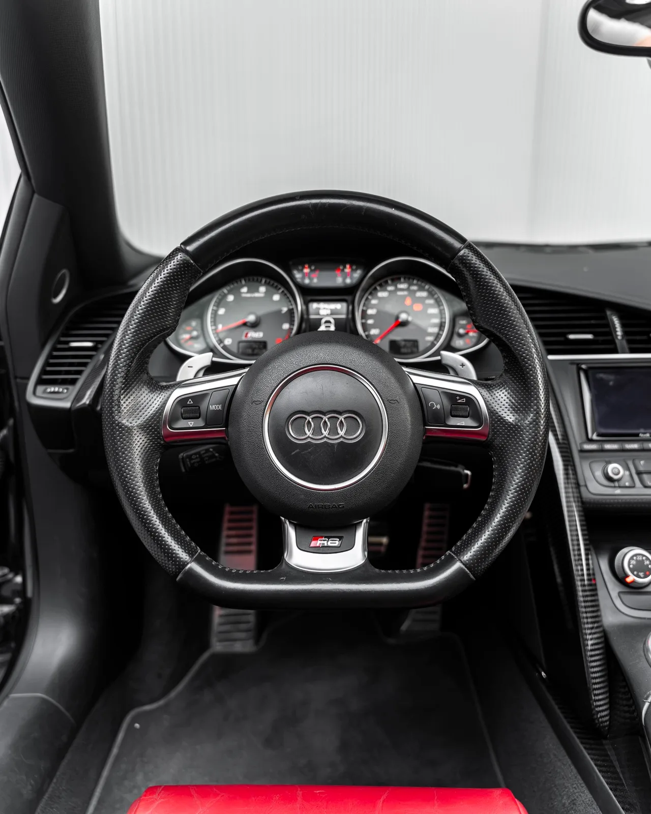 2015 Audi R8 Spyder V8 FSI Quattro for sale in Dubai — photo 7 of 20