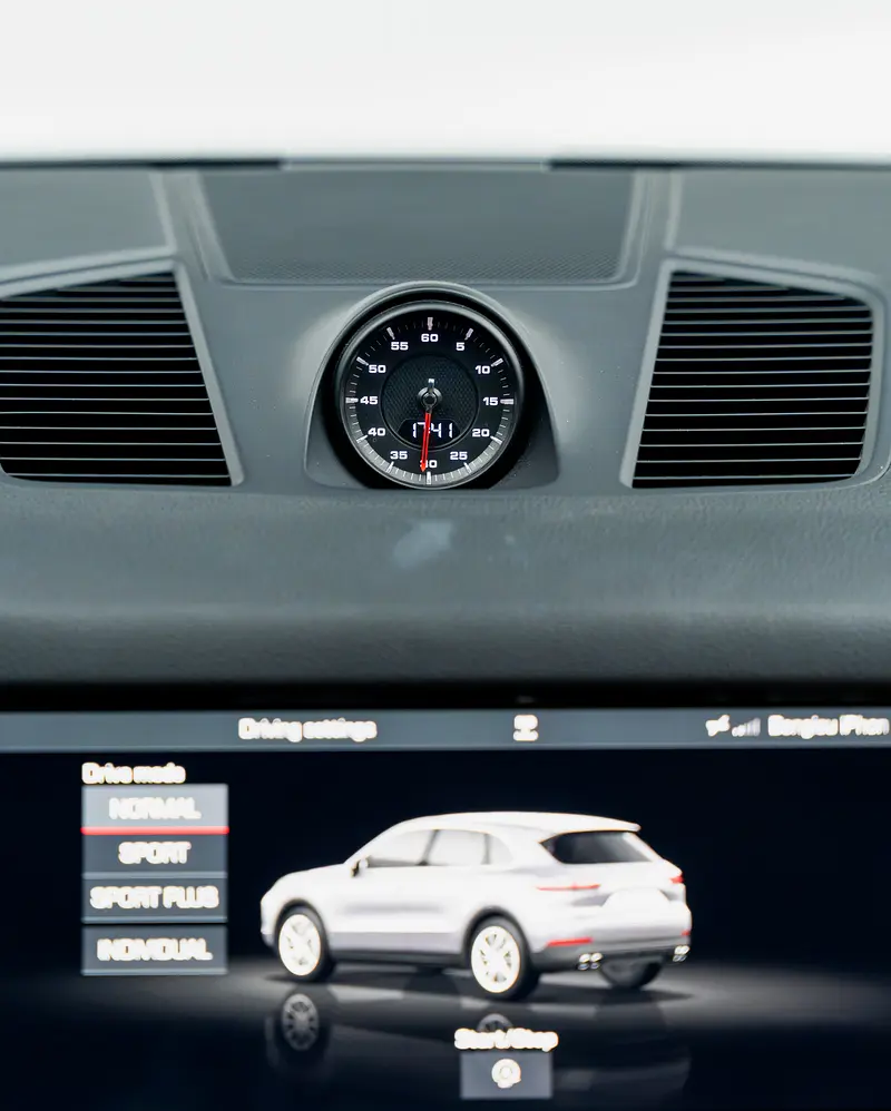 2019 Porsche Cayenne Standard for sale in Dubai — photo 11 of 16