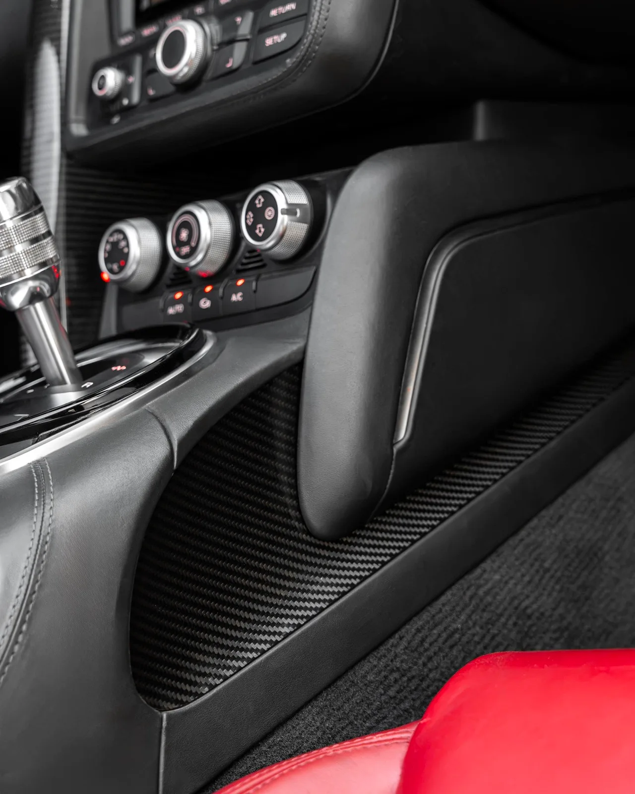 2015 Audi R8 Spyder V8 FSI Quattro for sale in Dubai — photo 12 of 20