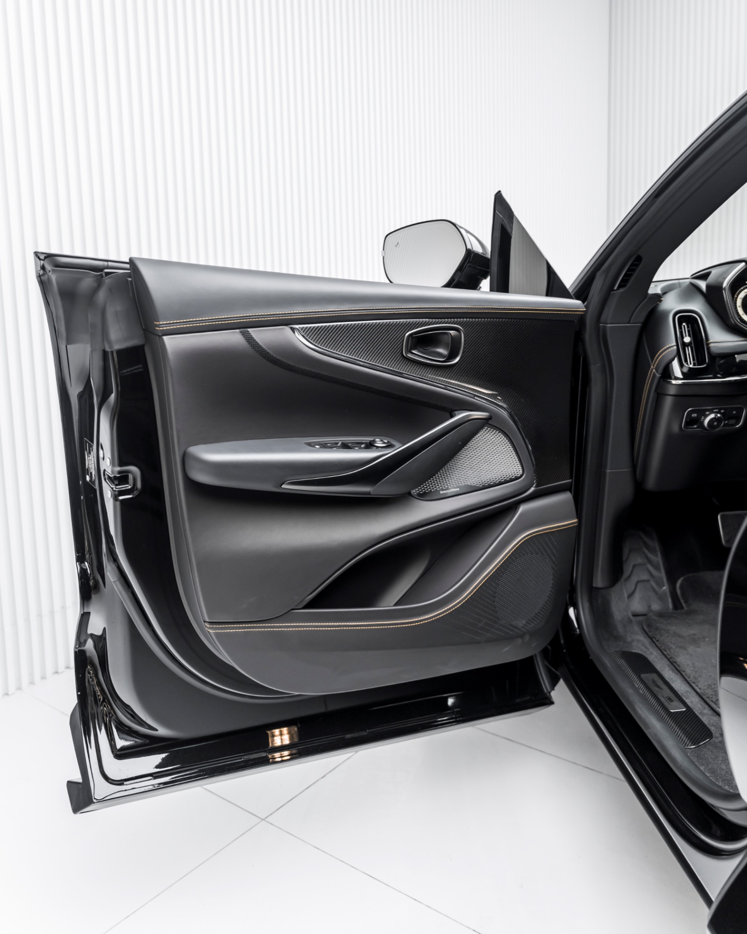 2025 Aston Martin DBX707 view 3