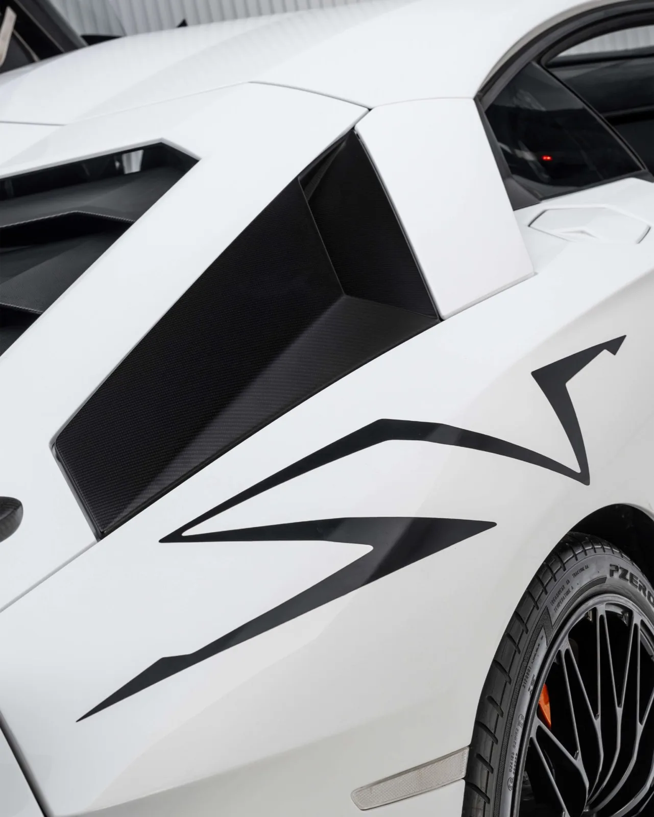 2017 Lamborghini Aventador LP 750-4 SV Coupé for sale in Dubai — photo 10 of 13