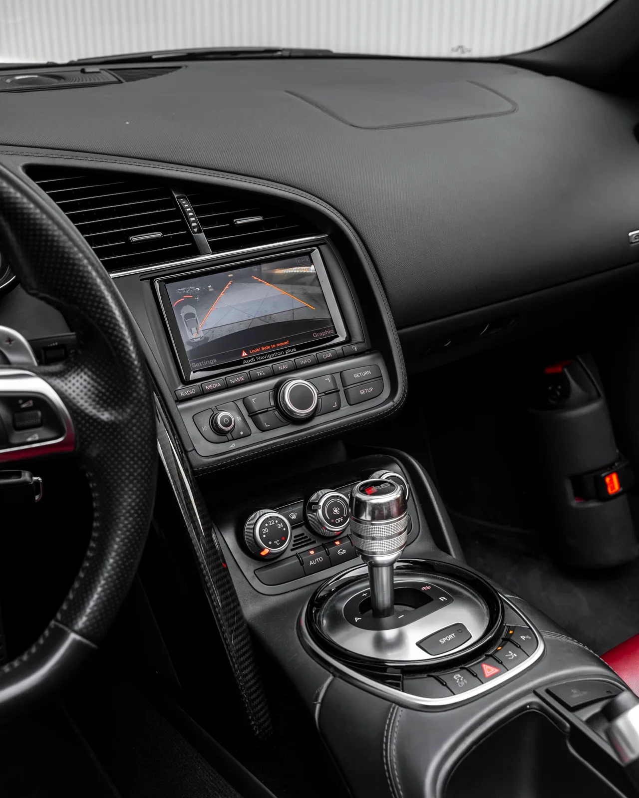 2015 Audi R8 Spyder V8 FSI Quattro for sale in Dubai — photo 10 of 20