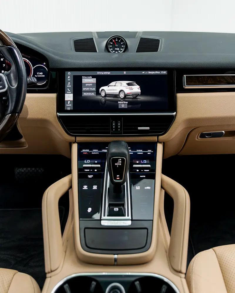 2019 Porsche Cayenne Standard for sale in Dubai — photo 10 of 16