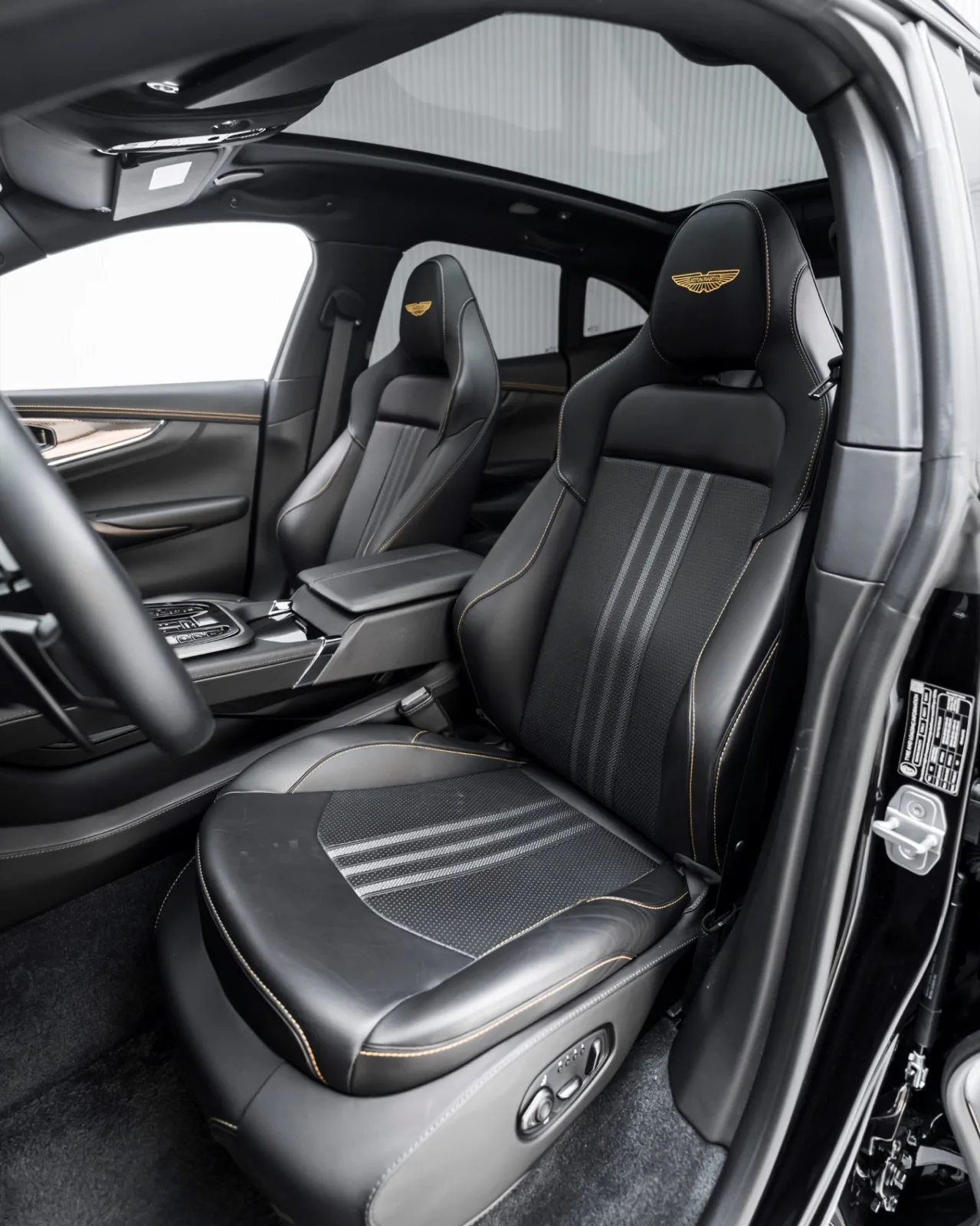 2025 Aston Martin DBX707 for sale in Dubai — photo 4 of 18