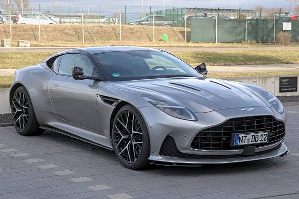 أستون مارتن صنعت ثلاث كوبيه DB12 S حول رقم سباق واحد من عام 1951